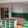 Зелено кафе - модерна кухня с беж и технически камък - Image 4