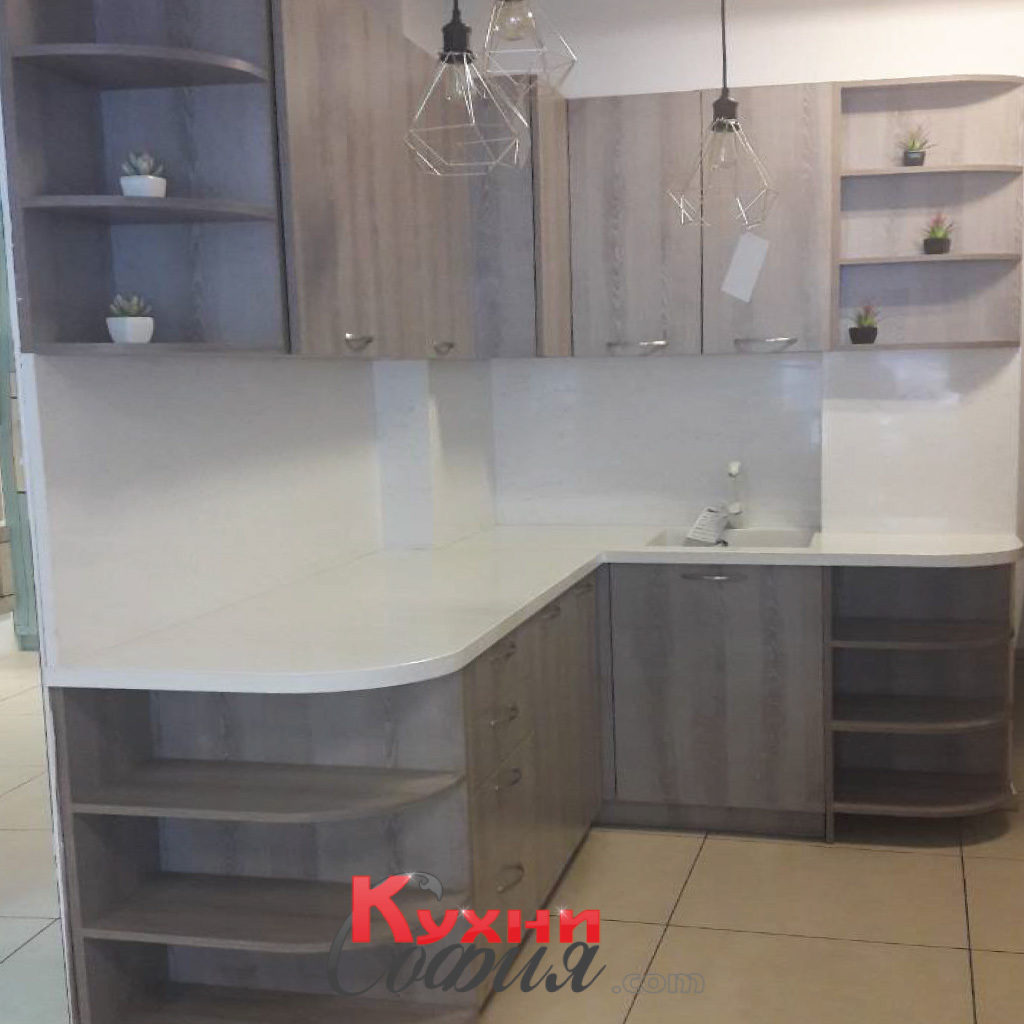 Кухня в цвят Дъб с плот от камък Калма Интериор Студио